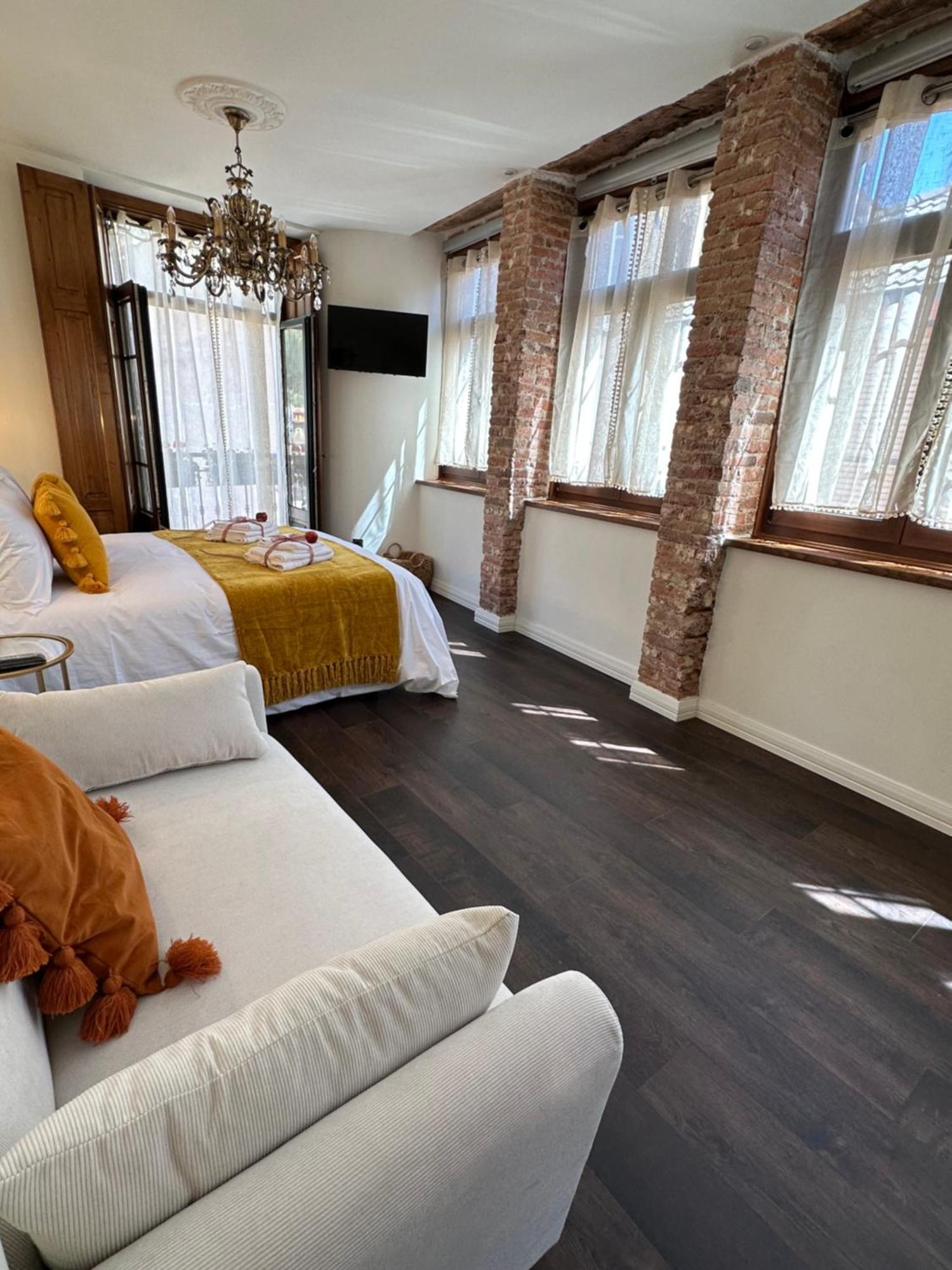 Claren'S Boutique Rooms Cangas De Narcea Eksteriør billede